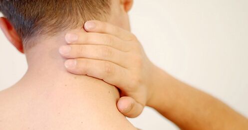 Douleur au cou avec ostéochondrose cervicale