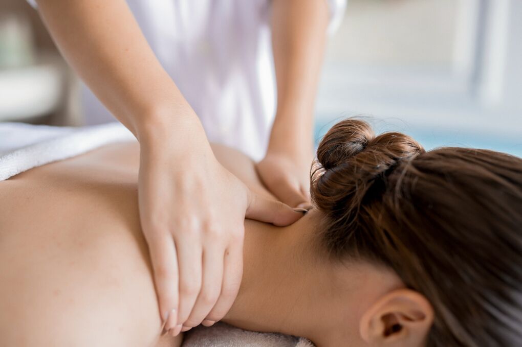 Séance de massage pour le traitement de l'ostéochondrose cervicale