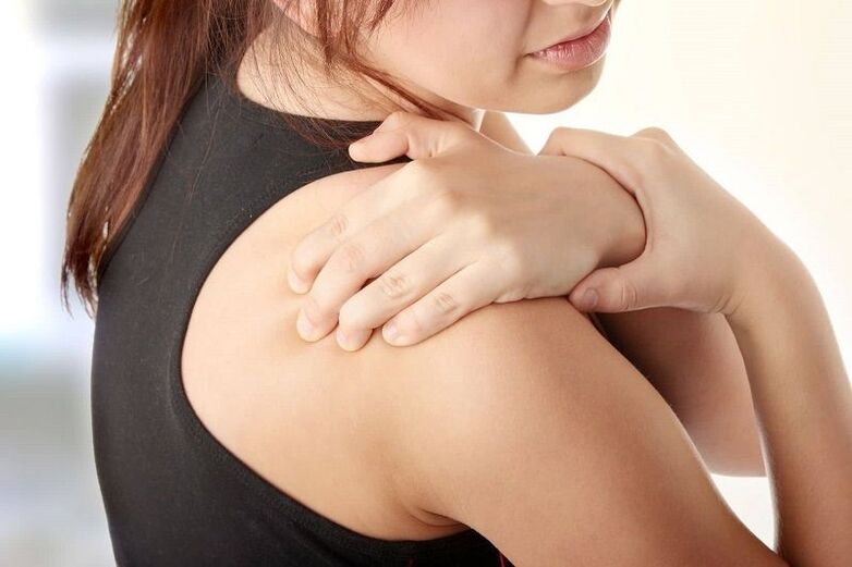 Dans l'ostéochondrose cervicale, la douleur irradie vers l'épaule